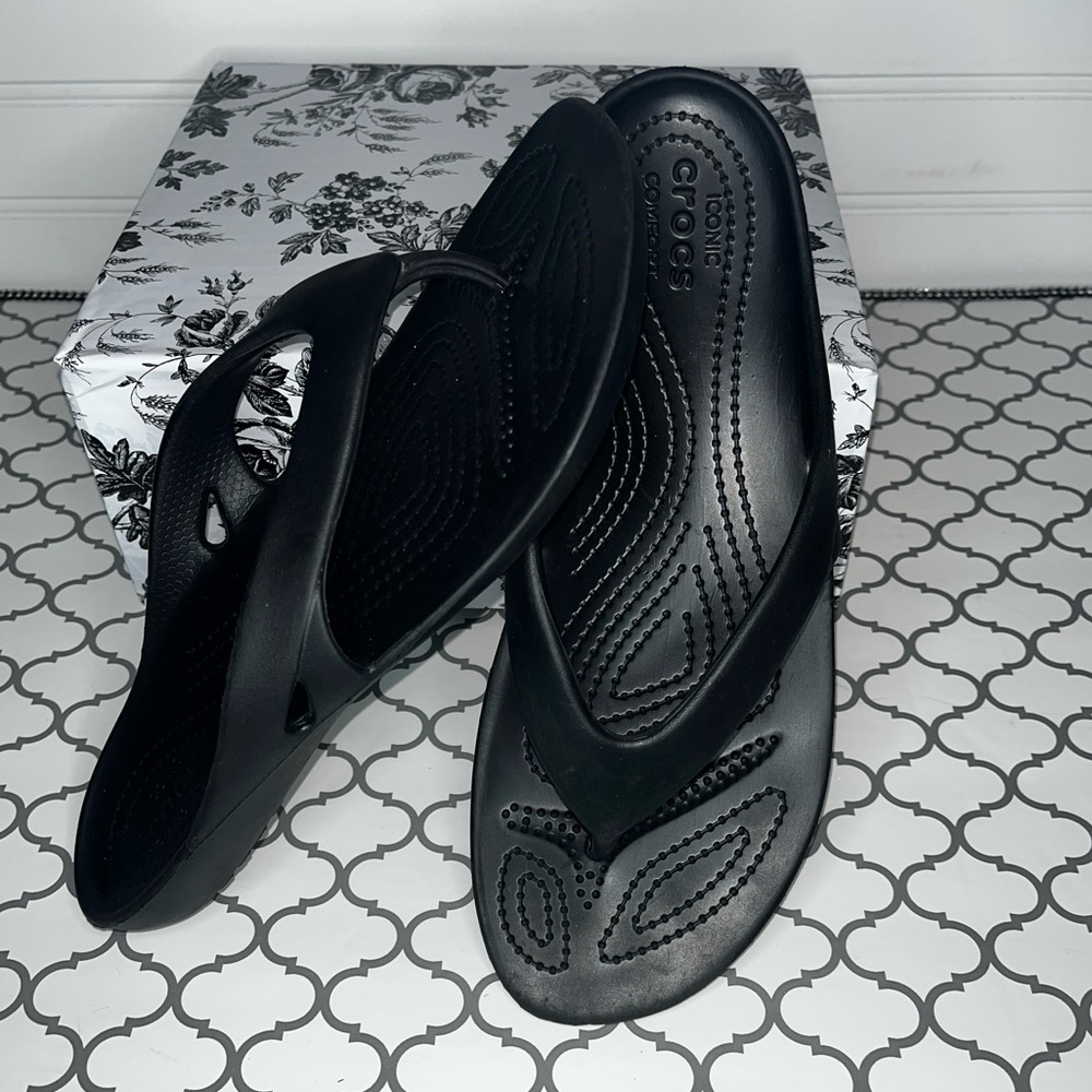 Women’s Black Comfort Crocs Sandals 🩴 Size 9 Kadee II women's flip-flops .